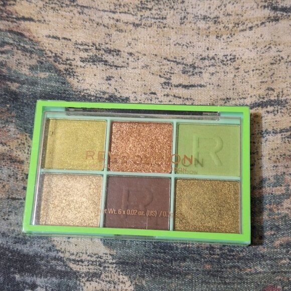 💚🌿 Revolution Mini Colour Reloaded Eyeshadow Palette | It’s Giving Green 💚🌿 - Picture 3 of 3
